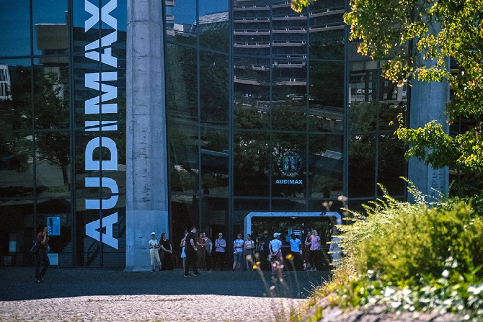 Group of persons in front of the Audimax