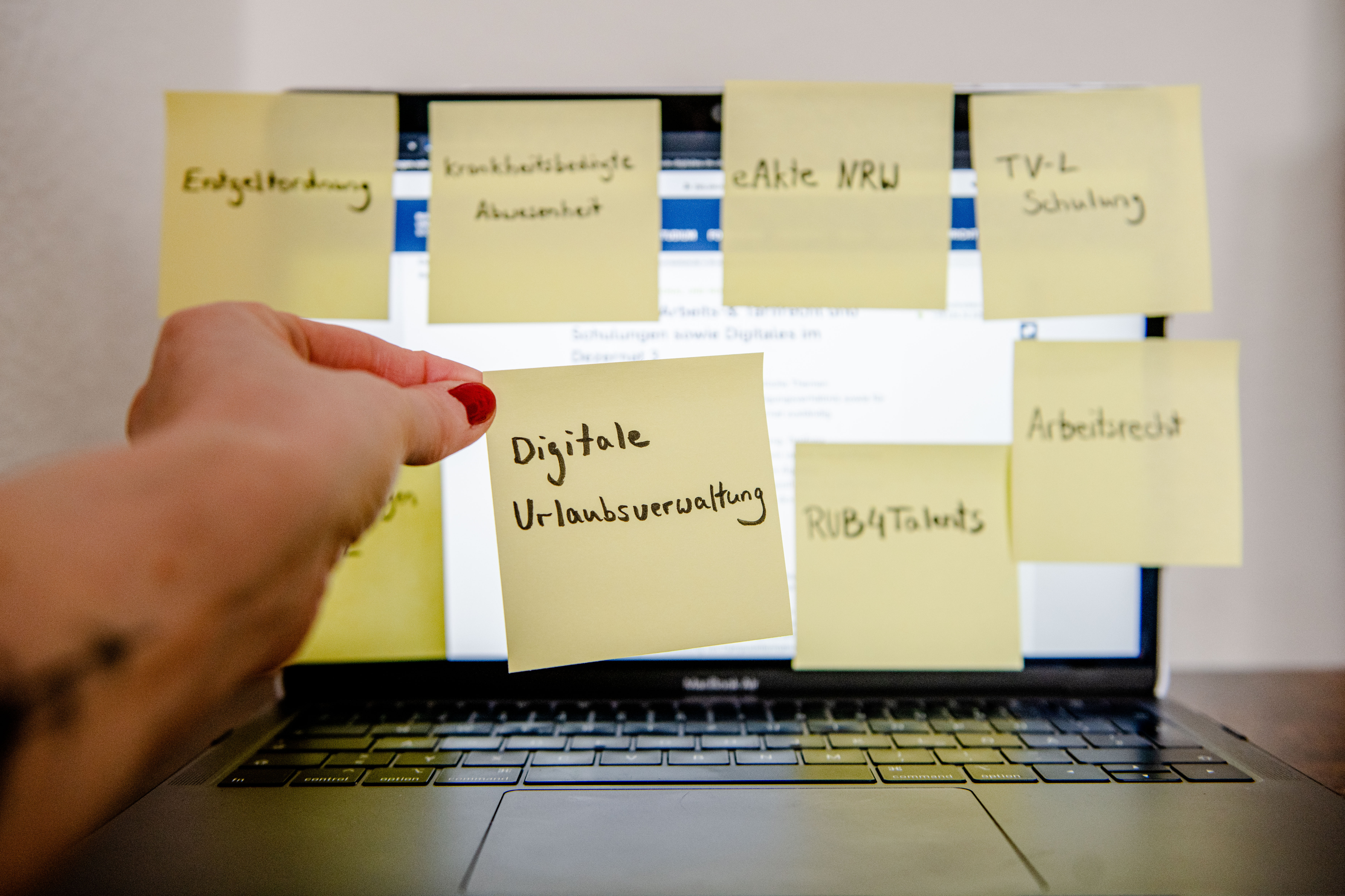 Post-It Digitale Urlaubsverwaltung vor Laptop.