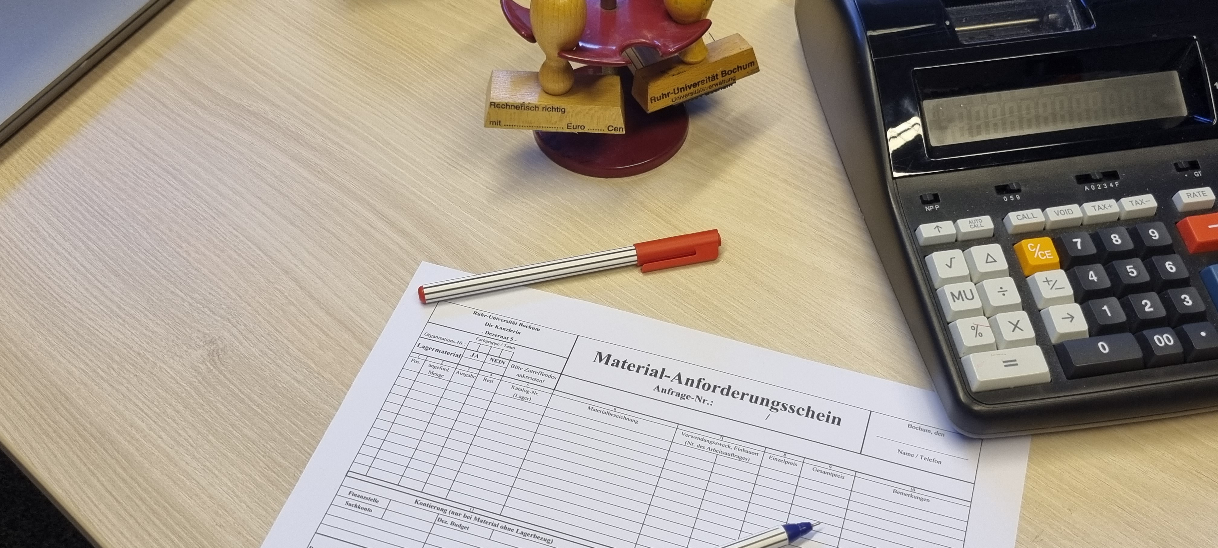 Material-Anforderungsschein auf Schreibtisch.
