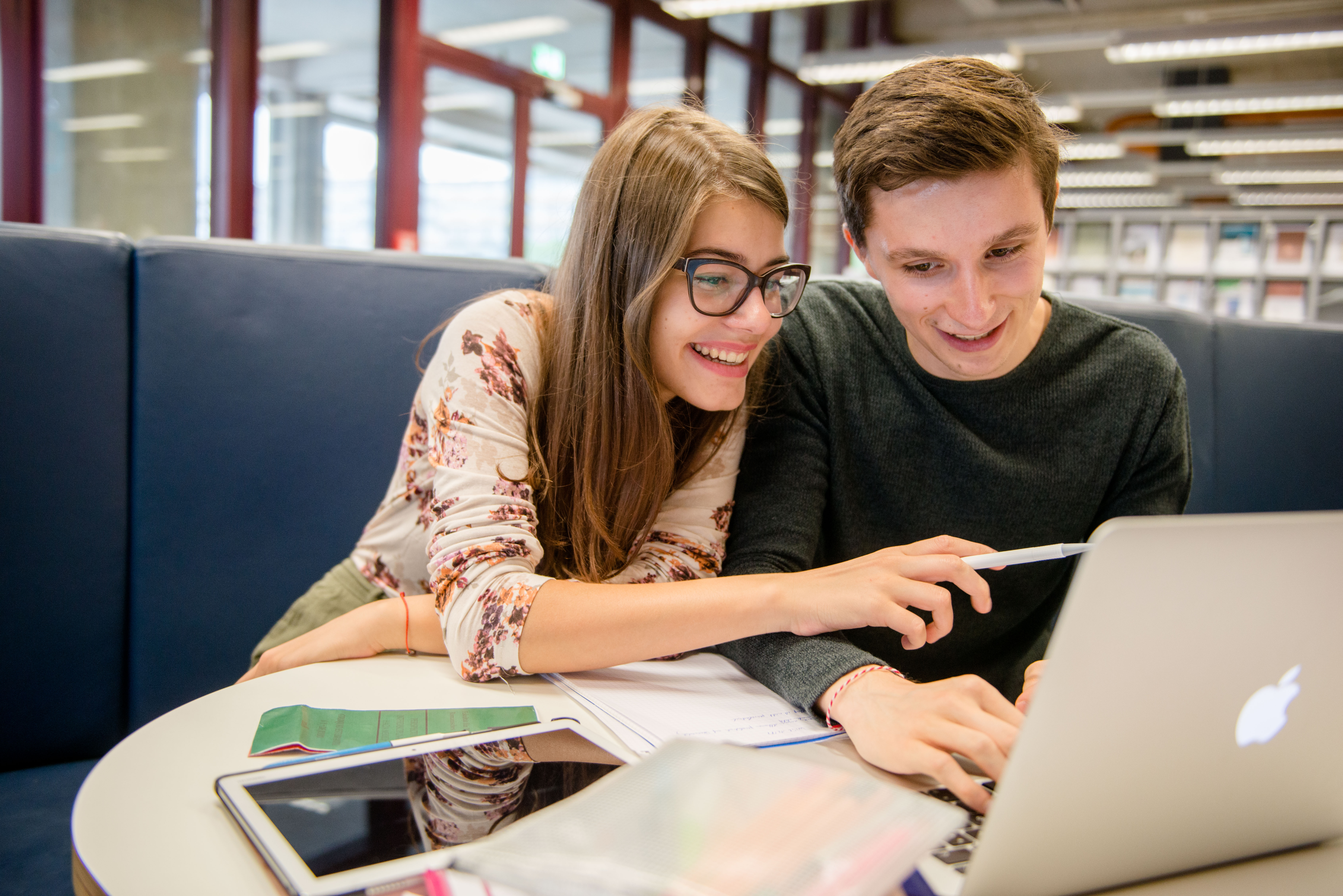 Zwei Studierende lernen gemeinsam am Laptop