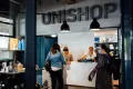 Theke mit Unishop-Schriftzug im Campus-Shop.