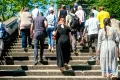 Menschen gehen die Treppe hoch