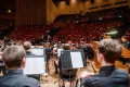 Photo: Orchestra plays in the large hall of the Audimax, which is full to capacity.