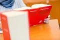 Eine Person hält ein Buch mit dem Titel "Deutsche Gesetze" in der Hand