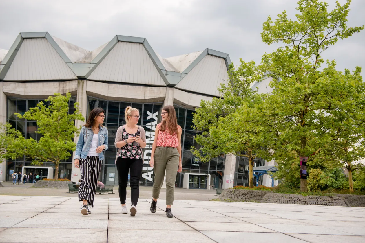 Studentinnen auf dem RUB-Campus
