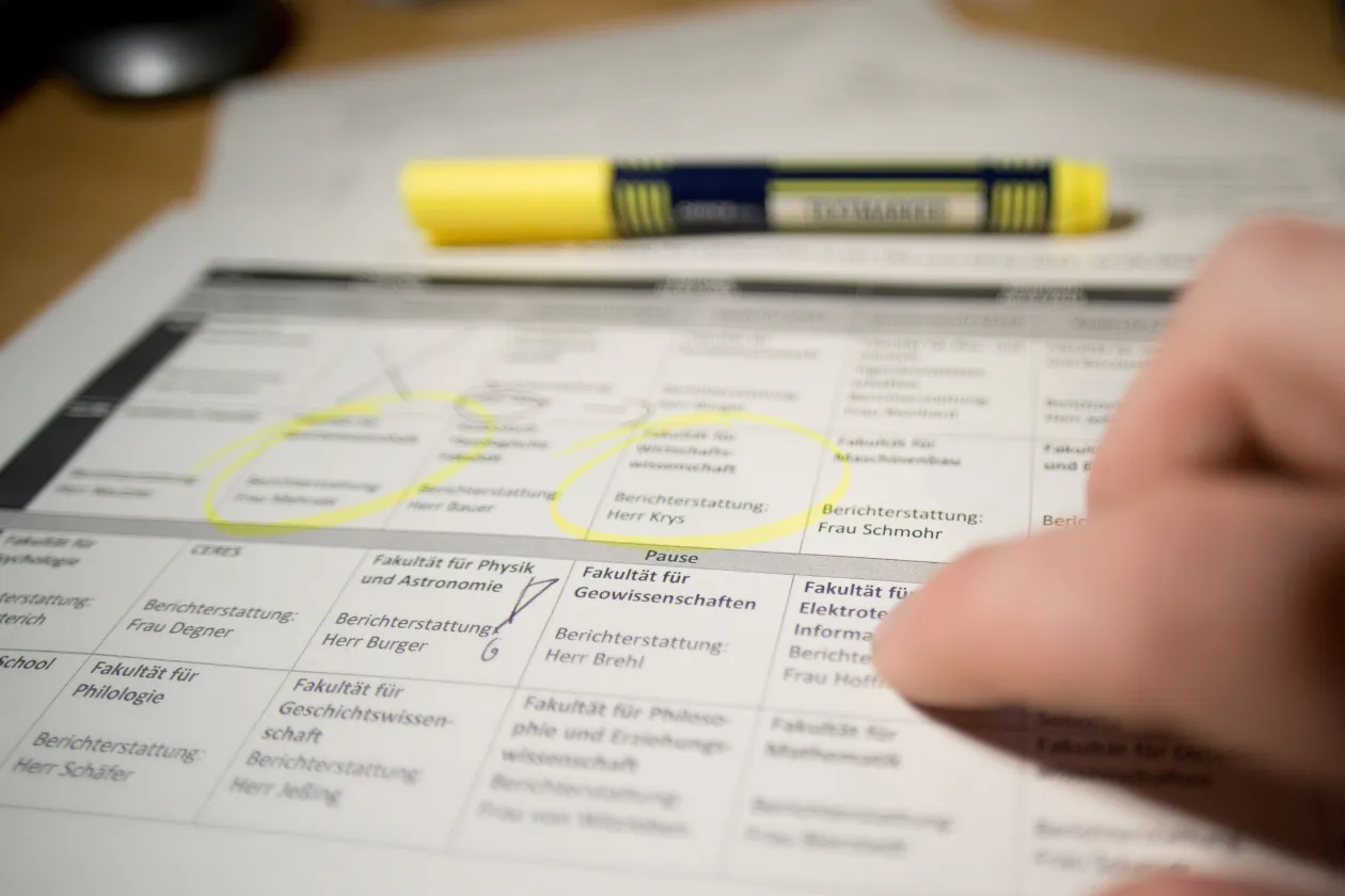 Hand zeigt auf Zeitplan