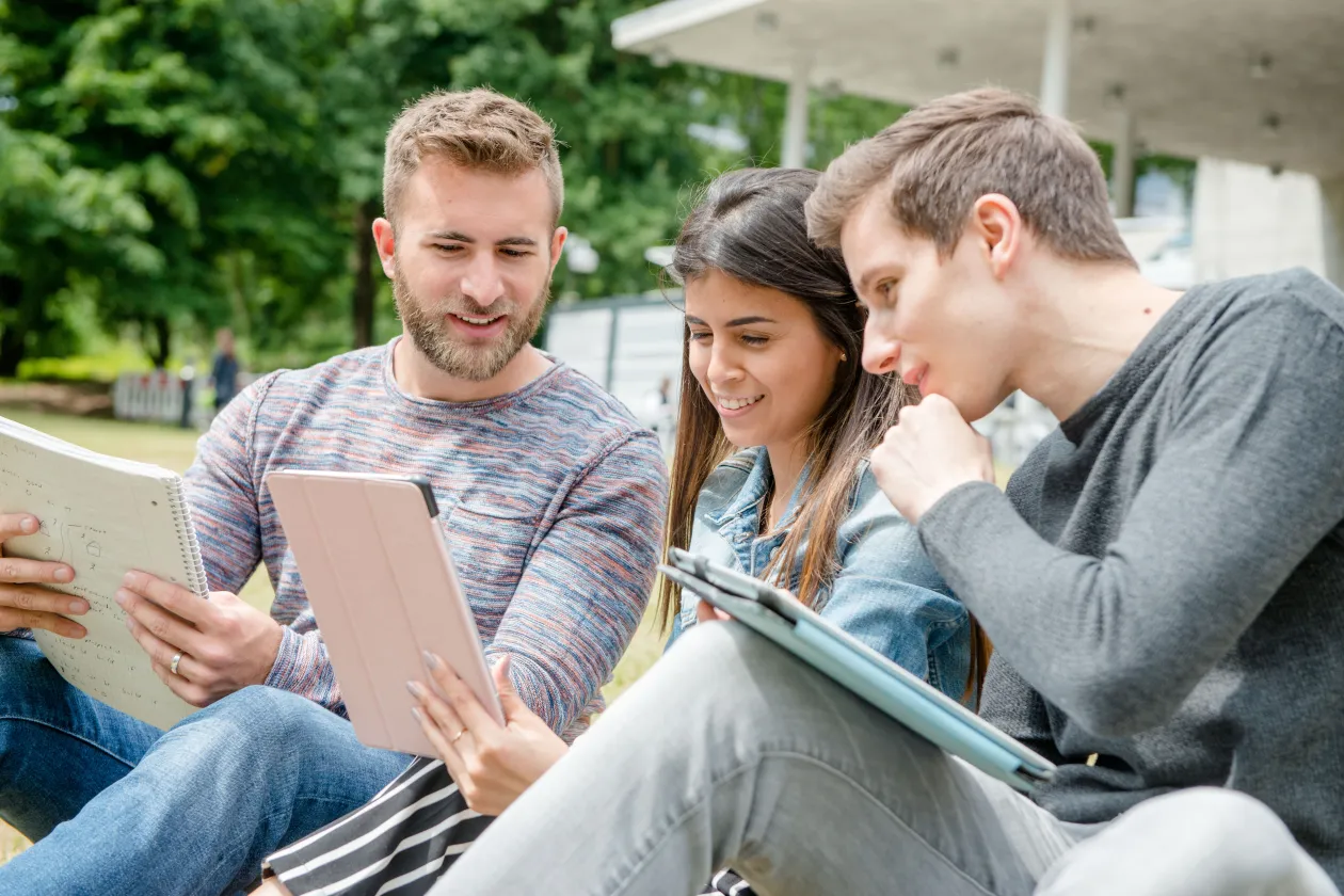 Studierende mit digitalen Endgeräten