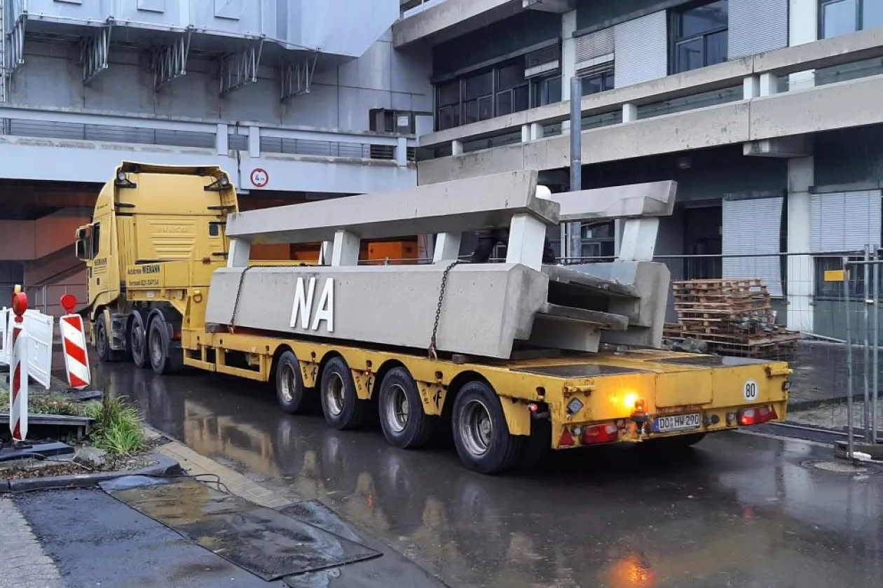 Abtransport eines Balkons mit NA-Schriftzug beim Abriss des NA-Gebäudes.