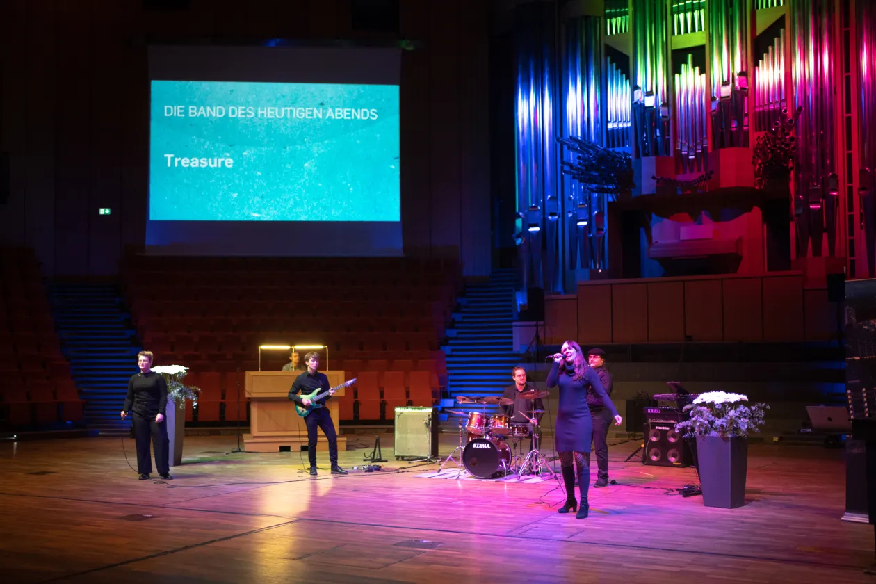 Foto: Band spielt im Audimax.