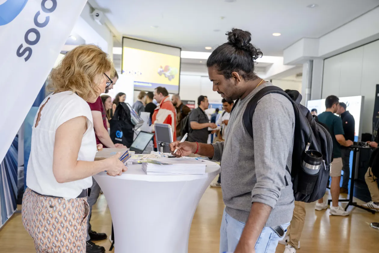 Foto: Beratungssituation auf der RUB-Karrieremesse 2025