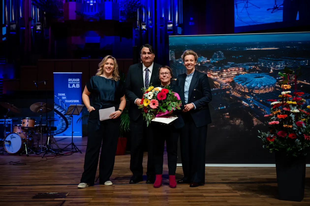 Foto: Gruppenfoto mit Moderatorin Henrike Tönnes, Rektor Prof. Dr. Martin Paul, Kanzlerin Dr. Christina Reinhardt und Nordrhein-Westfalens Wissenschaftsministerin Ina Brandes