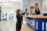 Verkaufsgespräch an der Theke des Campus-Shop im UV-Foyer.