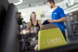 Trainer und Trainee im Unifit, dem Fitnessstudio des Hochschulsports Bochum.