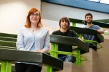Studierende und Doktoranden auf Stufen