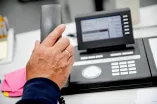Hand mit Telefonhörer
