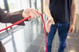Roter Faden_Hände reichen_Hilfe