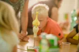 Kinder bei der Ferienwoche an der RUB betrachten in der Biopsychologie das Modell einer Taube