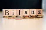 Mit Scrabble-Buchstaben das Wort Bilanz auf Centstücken gebaut. 