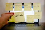 Post-It RUB4Talents vor Laptop.