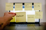 Post-It Arbeitsrecht vor Laptop.