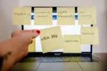Post-It eAkte NRW vor Laptop.