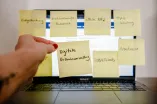 Post-It Digitale Urlaubsverwaltung vor Laptop.