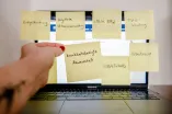 Post-It Krankheitsbedingte Abwesenheit vor Laptop.
