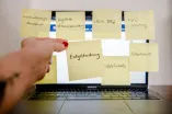 Post-It Entgeltordnung vor Laptop.