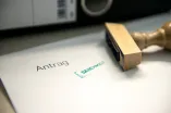 Genehmigt-Stempel auf Antrag