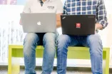 Zwei Personen mit Laptop