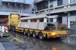 Abtransport eines Balkons mit NA-Schriftzug beim Abriss des NA-Gebäudes.