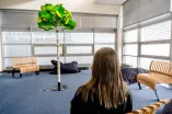 Studentin im Raum der Stille