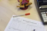 Material-Anforderungsschein auf Schreibtisch.