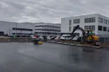 Asphaltfläche des Multifunktionsspielfeldes.