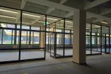 Räume mit Glaswänden im Bestand.