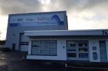Stirnseite mit Forschungshalle und Bürotrakt.