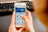 Nutzerin bedient Handy mit geöffneter RUB Mobile-App 