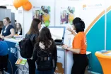 Studentinnen werden auf einer Jobmesse beraten.