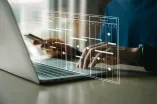 Projektmanagementkonzept, Analysten arbeiten mit dem Computer im Managementsystem, um Berichte mit KPI und Metriken zu erstellen, die mit der Datenbank verbunden sind.