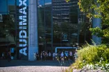 Personengruppe vor dem Audimax
