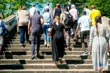 Menschen gehen die Treppe hoch