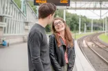 Student und Studentin am Gleis der Haltestelle Ruhr-Universität
