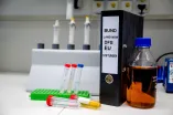 Ordner und Labor als Symbol für Finanzmanagement im Bereich Drittmittel Medizin.