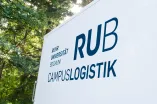 Schild mit Aufdruck Campuslogistik im Freien.