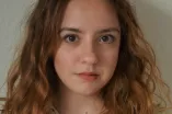Ein Foto von Fotini Kouneli, auf dem sie frontal in die Kamera schaut