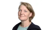 Ein Portraitfoto vor schlichtem Hintergrund von Katja Maercklin