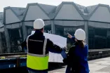 Zwei Fachkräfte für Arbeitssicherheit vor dem Audimax der Ruhr Uni