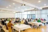 Foto: Gruppentische im Veranstaltungszentrum der Ruhr-Universität Bochum