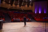 Foto: Rektor steht im Großen Saal des Audimax vor Publikum