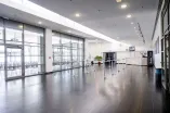 Foto: Foyer im Veranstaltungszentrum (VZ) der Ruhr-Universität Bochum (RUB) mit Stehtischen